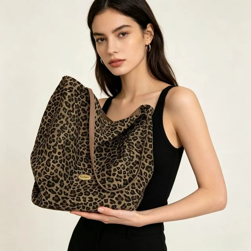 Bolso de hombro de lona con estampado de leopardo