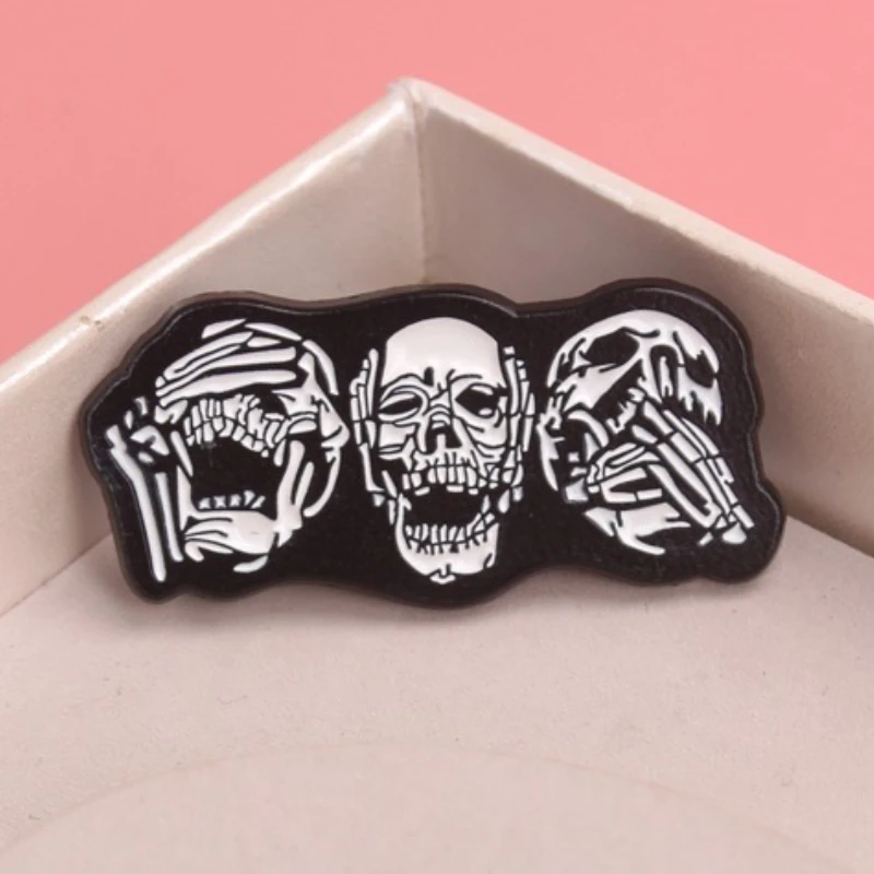 Pin de esmalte calavera gótica punk, broche esqueleto para Halloween