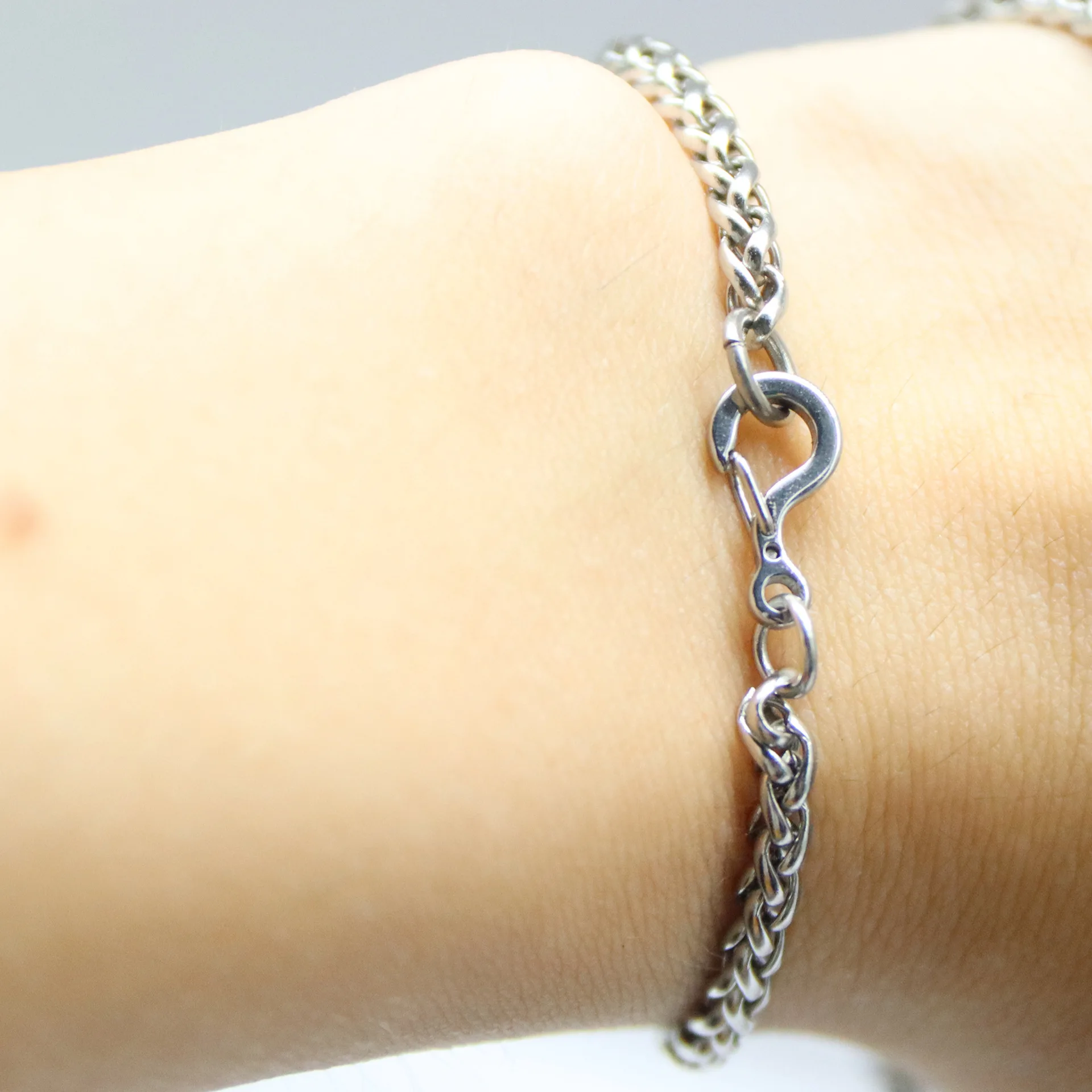 Aplicación en pulseras y collares de joyería DIY