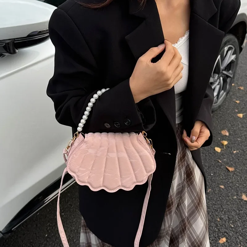 Bolso bandolera tipo concha con perlas, tendencia otoño 2026