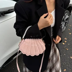 Bolso bandolera tipo concha con perlas, tendencia otoño 2026