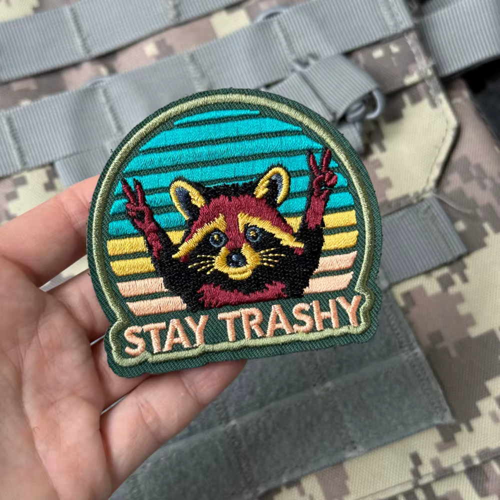 Parche bordado táctico mapache Stay Trashy para mochila