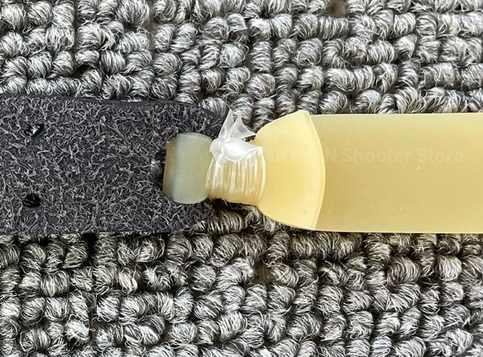 Detalle de bolsillo de cuero sin rebabas
