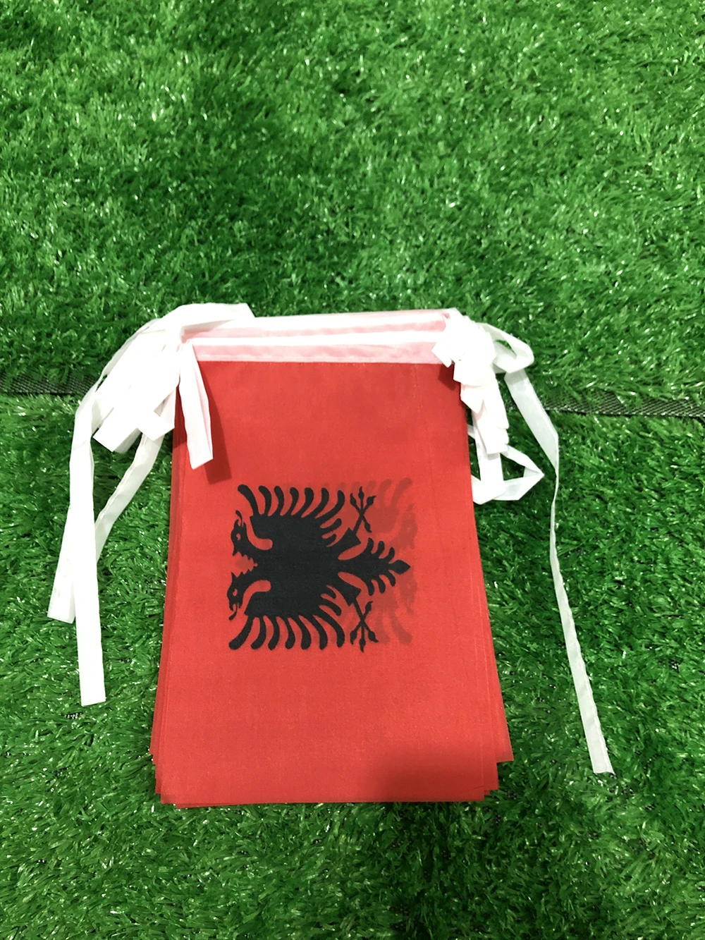 Guirnalda con banderines pequeños de Albania