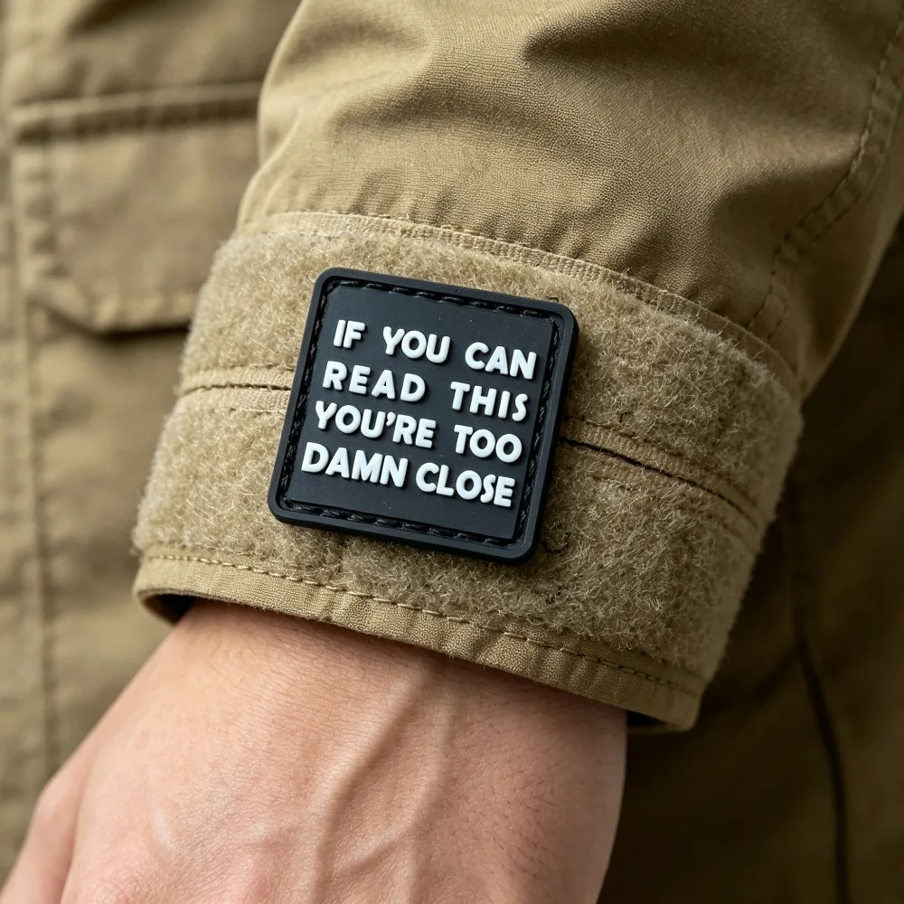 Parche táctico PVC 'Si lees esto estás cerca' – Insignia Velcro para mochila y gorra