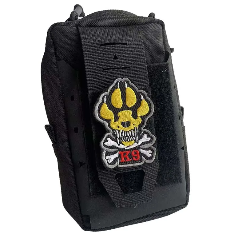 Emblema tipo K9 con pata de perro y estética táctica