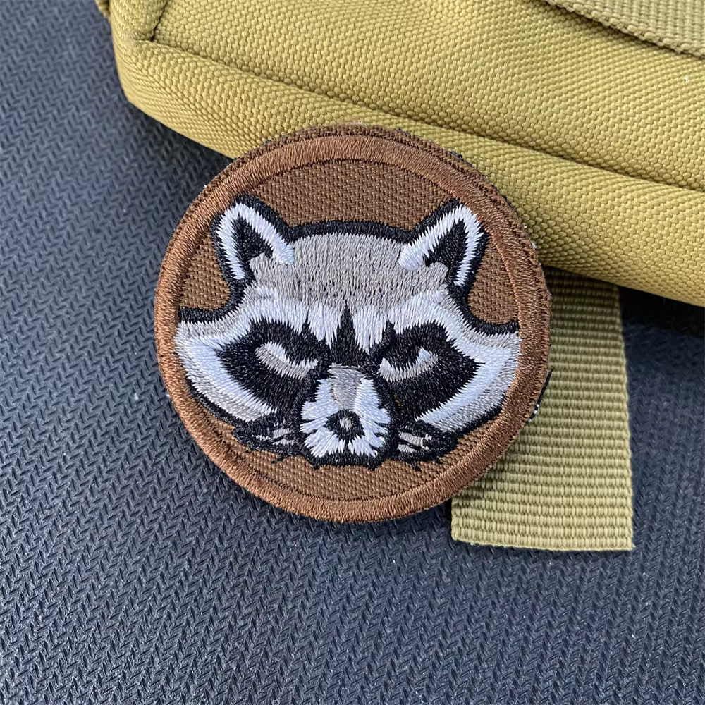 Parche tactico insignia patrulla mapache enojado Multicam velcro - imagen 2