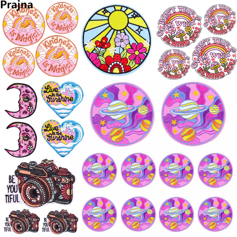 Parche bordado con diseño de sol y luna en tonos dorados y azules
