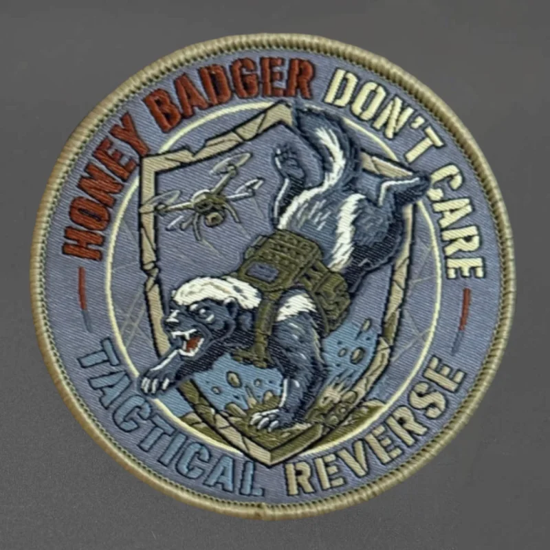 Parche táctico Honey Badger Don't Care – Gancho y bucle para mochila y ropa - imagen 4