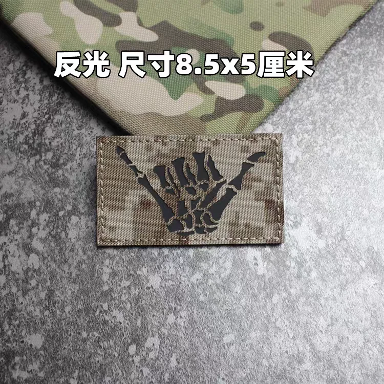 Detalle del brazalete de cuero con cierre