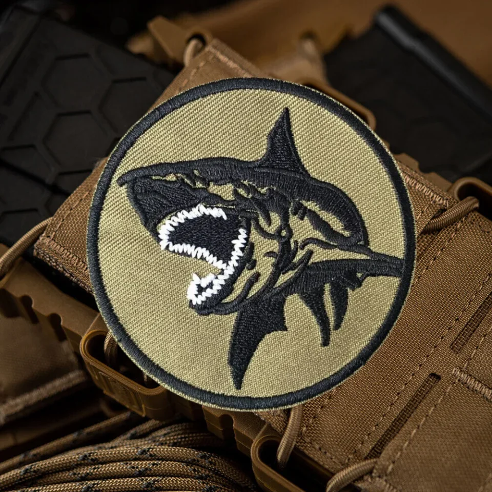 Parche táctico Shark gancho y bucle bordado para mochila - imagen 4