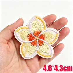 Parche bordado termoadhesivo coco tropical con flor para ropa