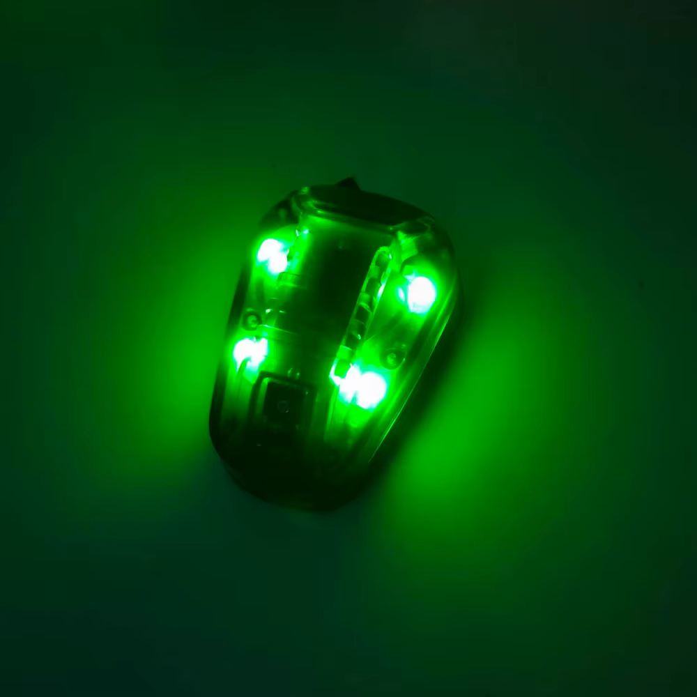 Luz táctica instalada en casco militar