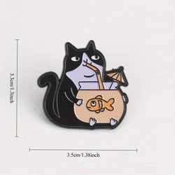 Pin esmaltado gato con pecera, insignia para chaquetas y mochilas