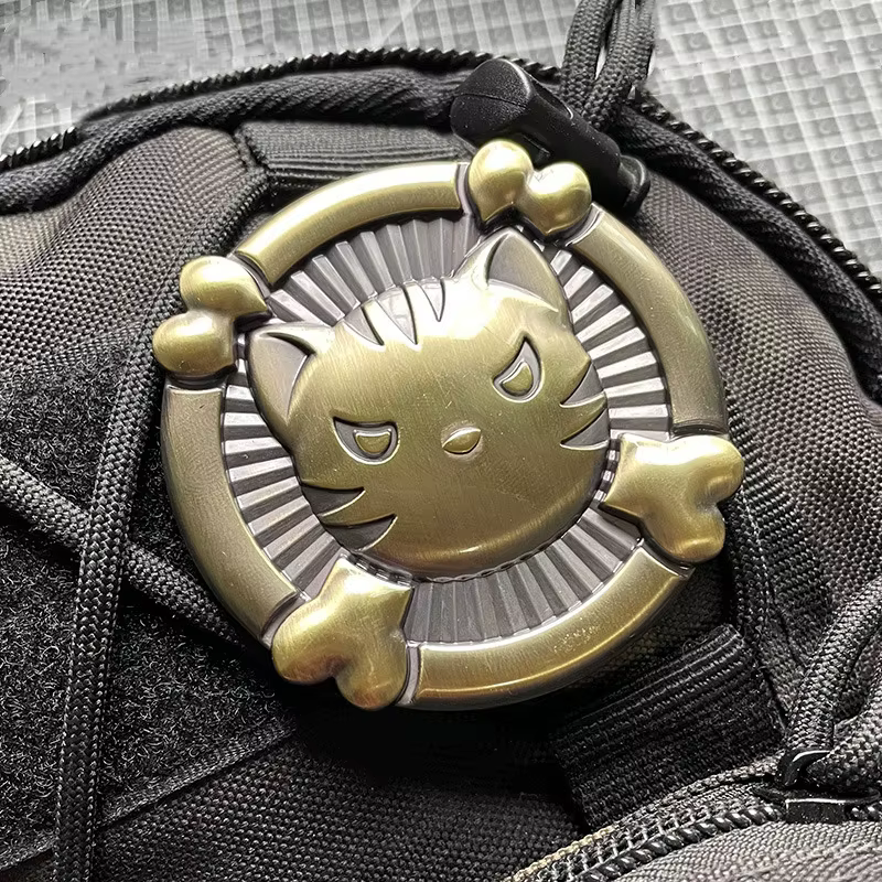 Parche de metal con gancho y bucle diseño gato y calavera