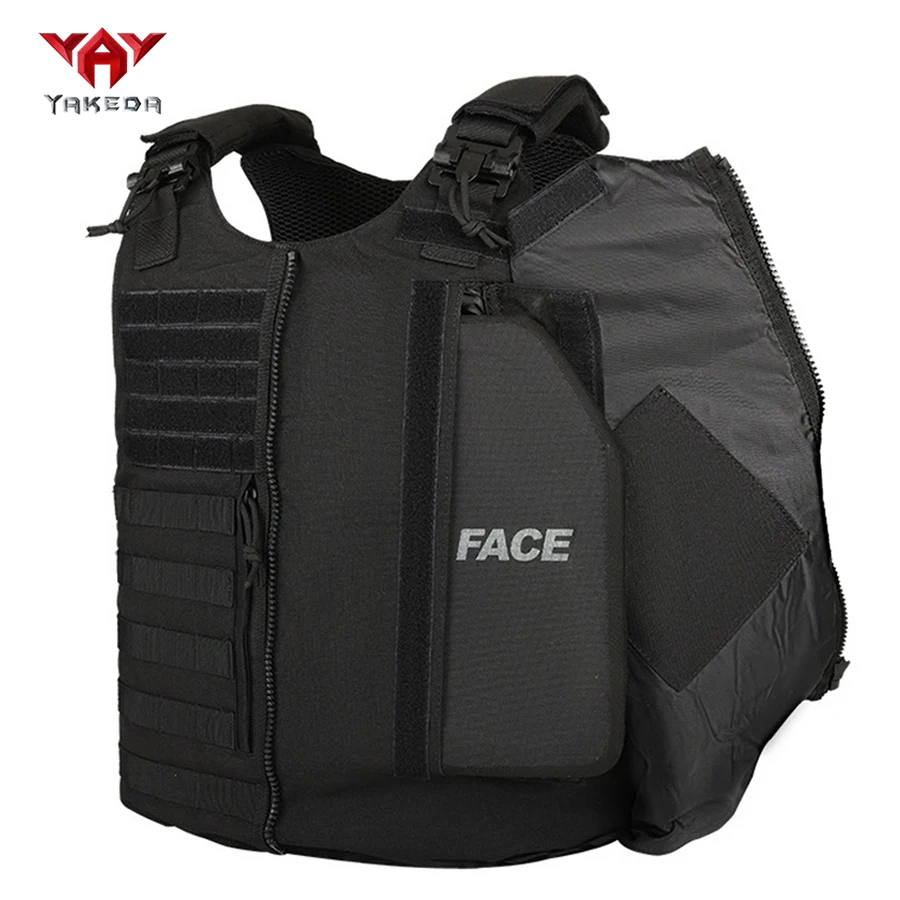 Chaleco YAKODA con accesorios MOLLE montados en posición frontal