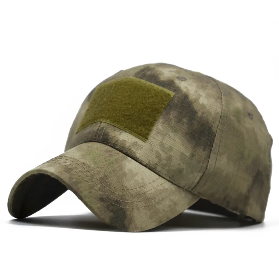 Gorra con patrón de camuflaje en detalle