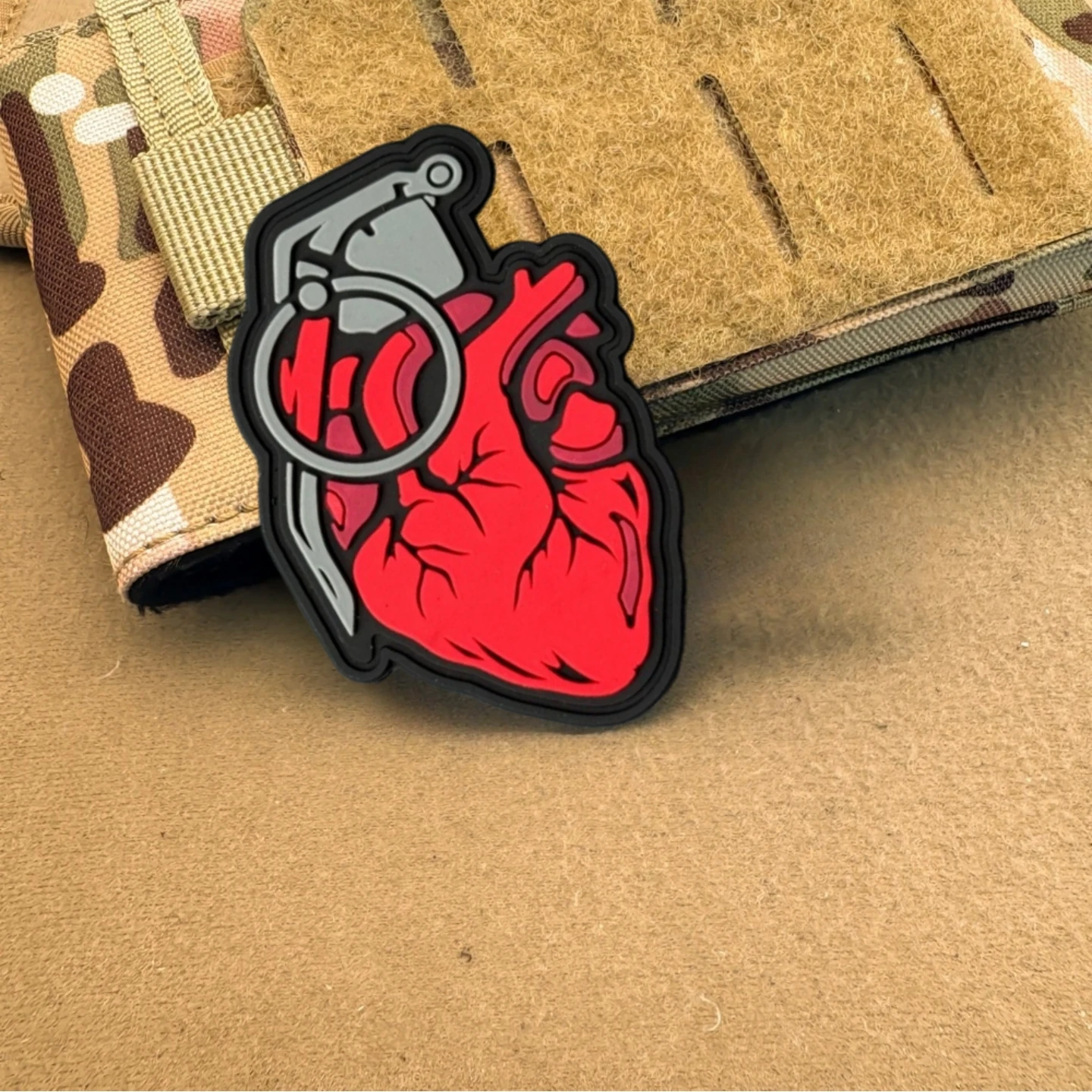 Parche táctico PVC corazón adhesivo – Ajuste MOLLE para mochila militar - imagen 5