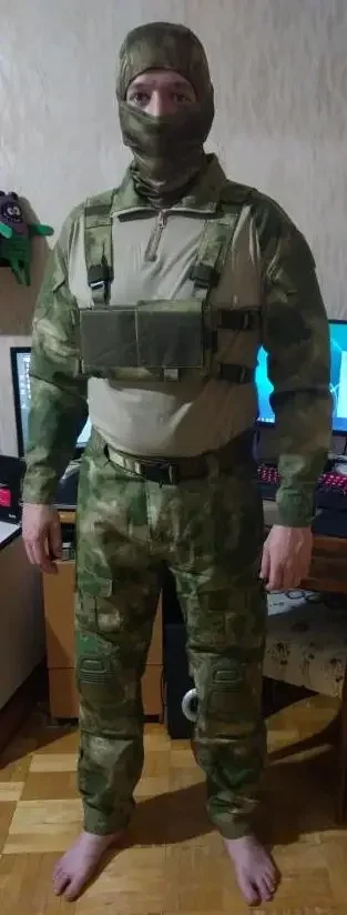 Pantalones cargo con bolsillos y ajuste en rodilla