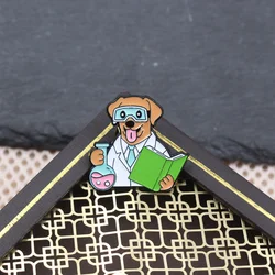 Pin metálico de animales pequeños – químico en dibujos animados