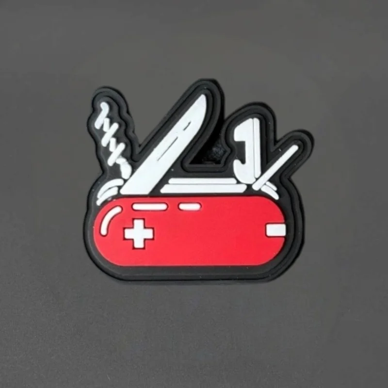 Parche de PVC con diseño de cuchillo multiherramienta en formato insignia táctica