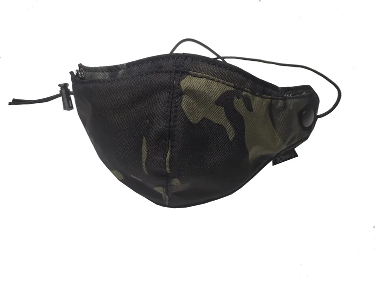 Protector facial táctico visto de frente mostrando el patrón camuflaje y las costuras reforzadas