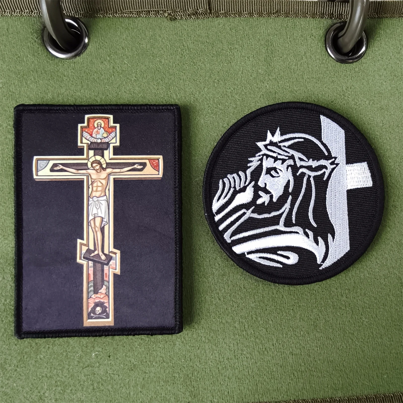 Parche religioso Cruz de Jesús bordado con velcro para mochila - imagen 3