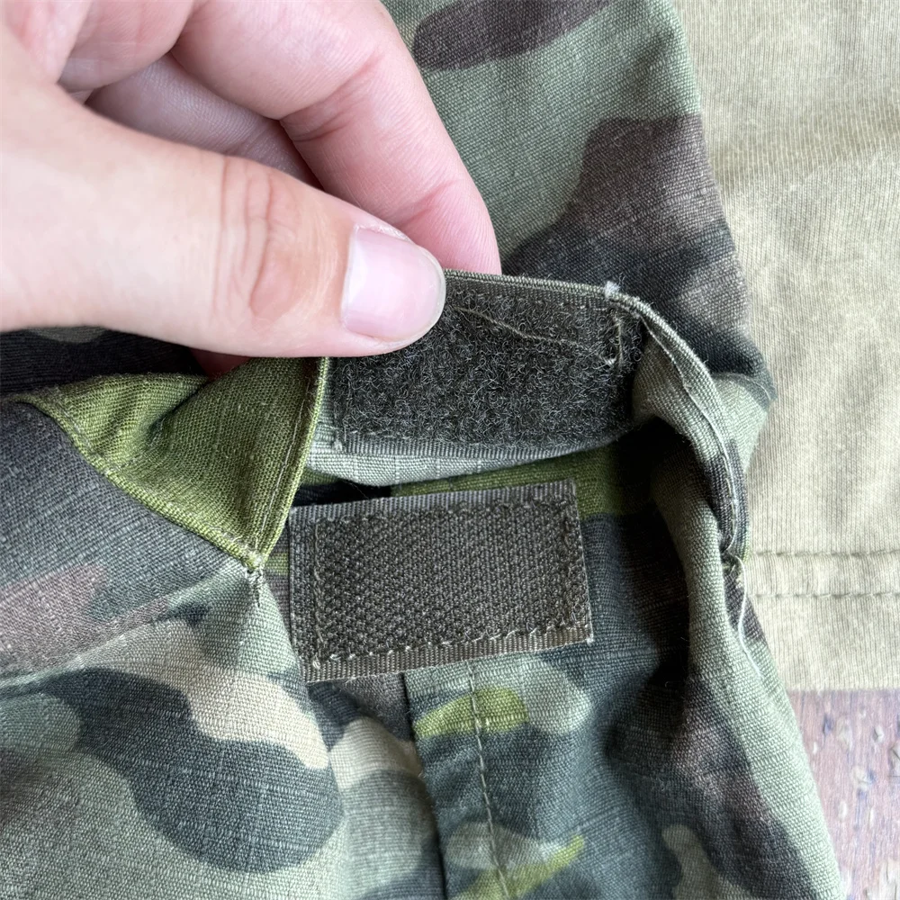 Camisa táctica doblada y lista para envío con etiquetado