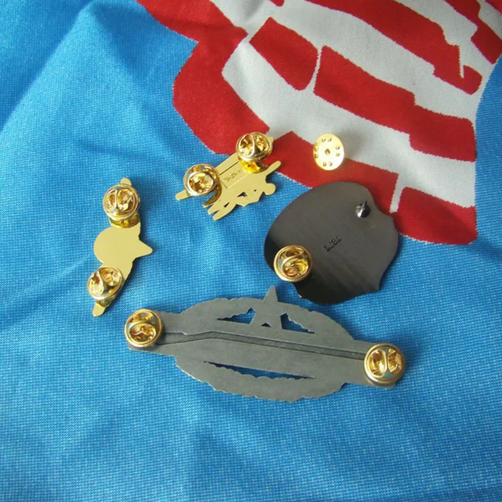 Vista frontal de la insignia y su acabado metálico