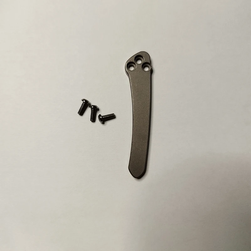 Clip de titanio instalado en Spyderco Paramilitary 2
