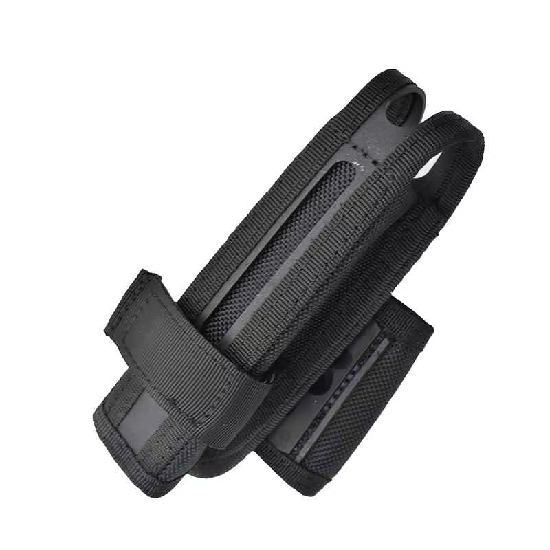 Funda colocada en cinturón táctico