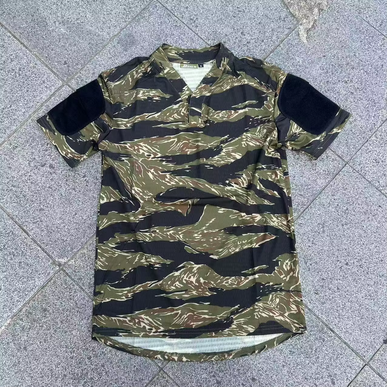 Vista de la camiseta táctica