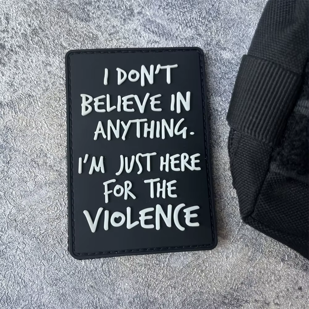 Parche militar PVC luminoso – Frase No creo en violencia - imagen 3