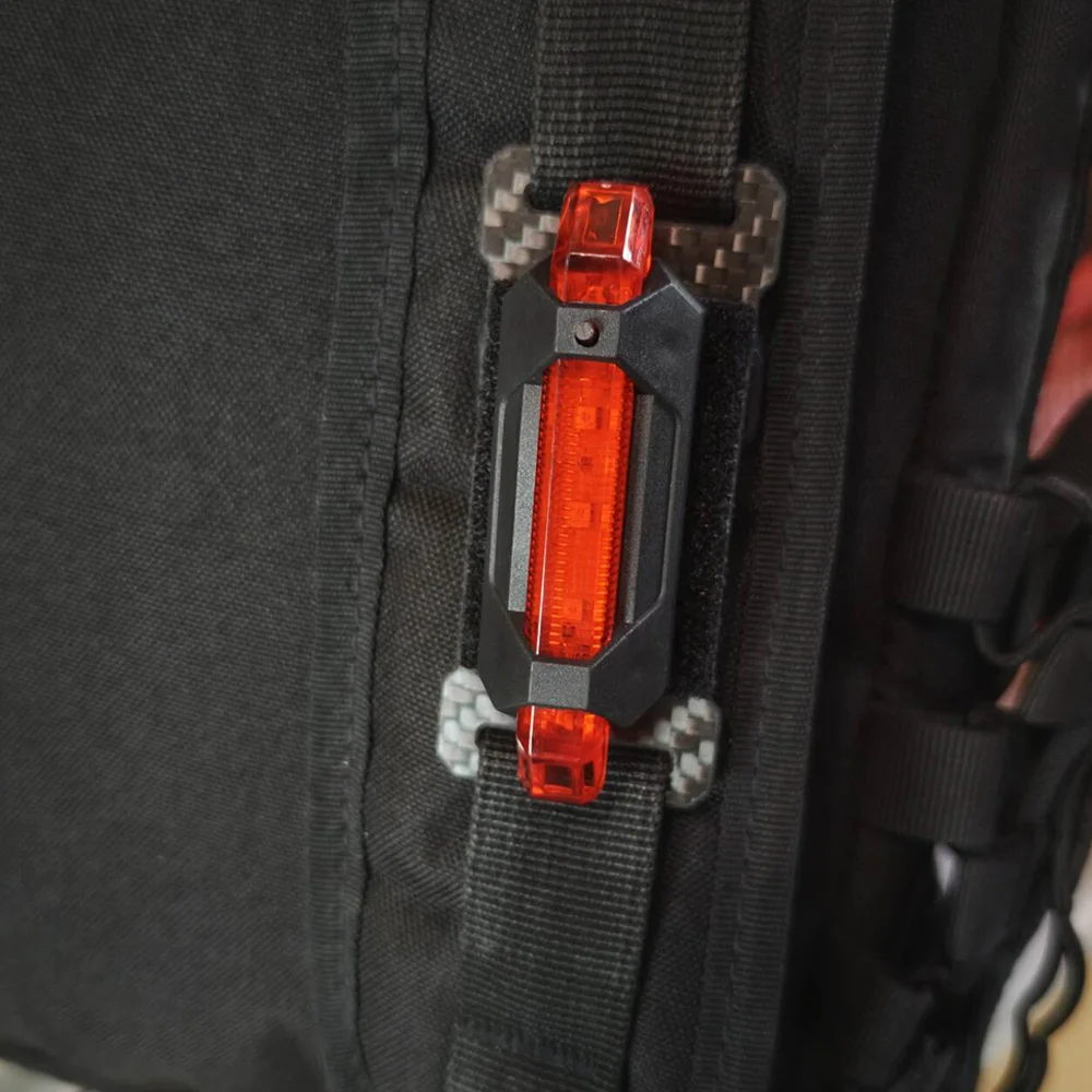 Luz de señal táctica recargable USB con montaje MOLLE y casco - imagen 4