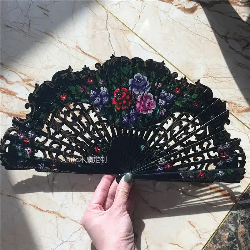 Abanico de boda estilo español pintado a mano con borde irregular - imagen 3
