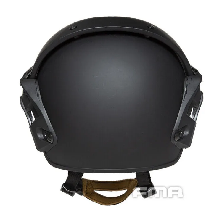 Casco en uso durante una actividad de ciclismo de montaña