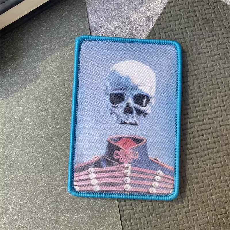 Parche táctico MOLLE bordado calavera azul – Velcro para equipamiento - imagen 3