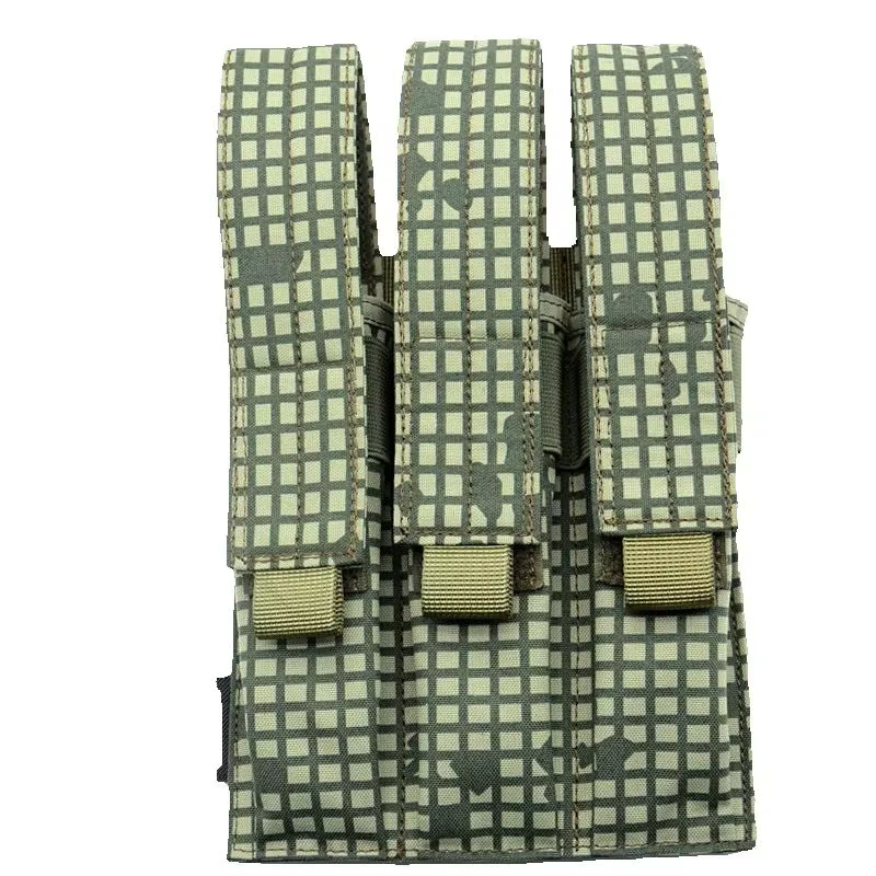 Portacargadores triple para MP7 montado en equipo táctico