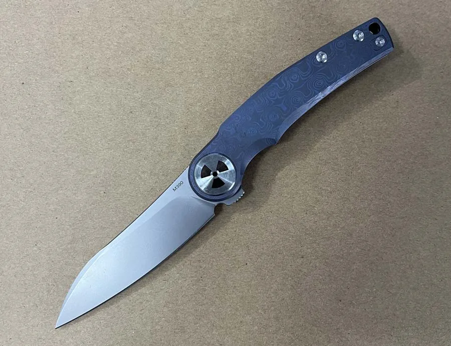 Cuchillo plegable EDC JR9618 en uso
