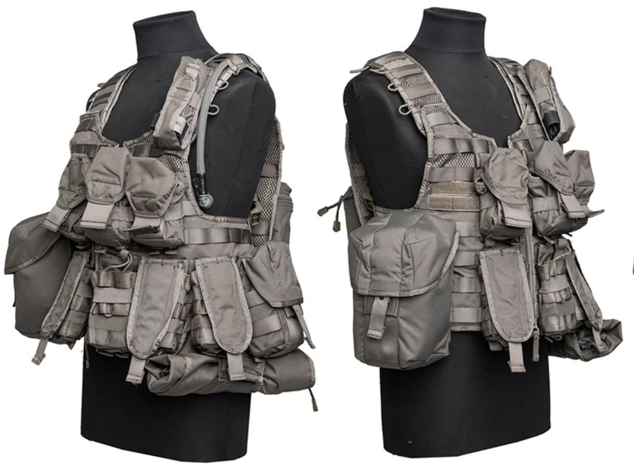 Detalle de los bolsillos MOLLE y correas ajustables