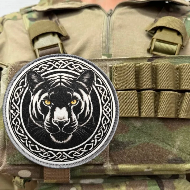 Detalle del sistema de fijación del parche táctico