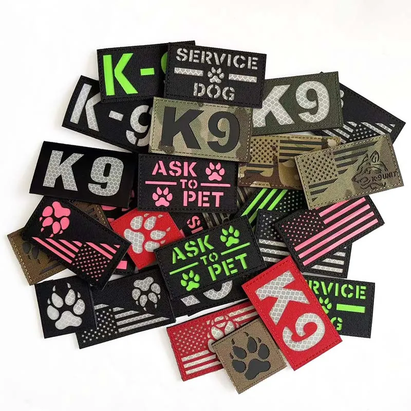 Parche táctico K-9 con diseño de pata de perro sobre fondo negro