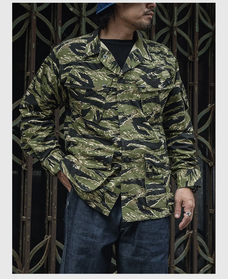 Chaqueta con capucha y camuflaje tigre