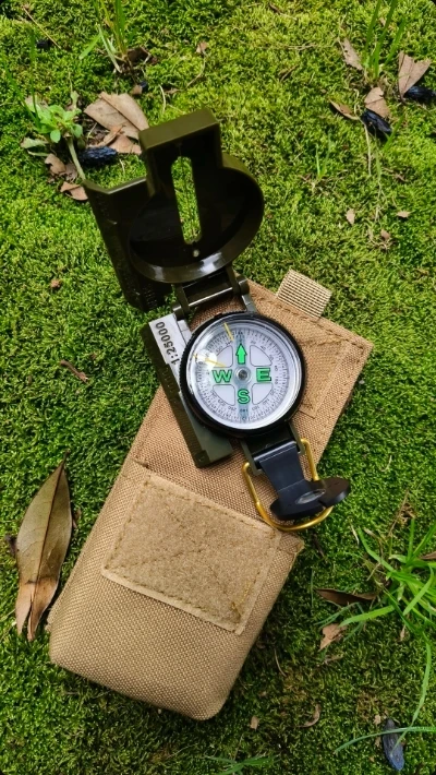 Brújula táctica de precisión para montañismo con funda MOLLE