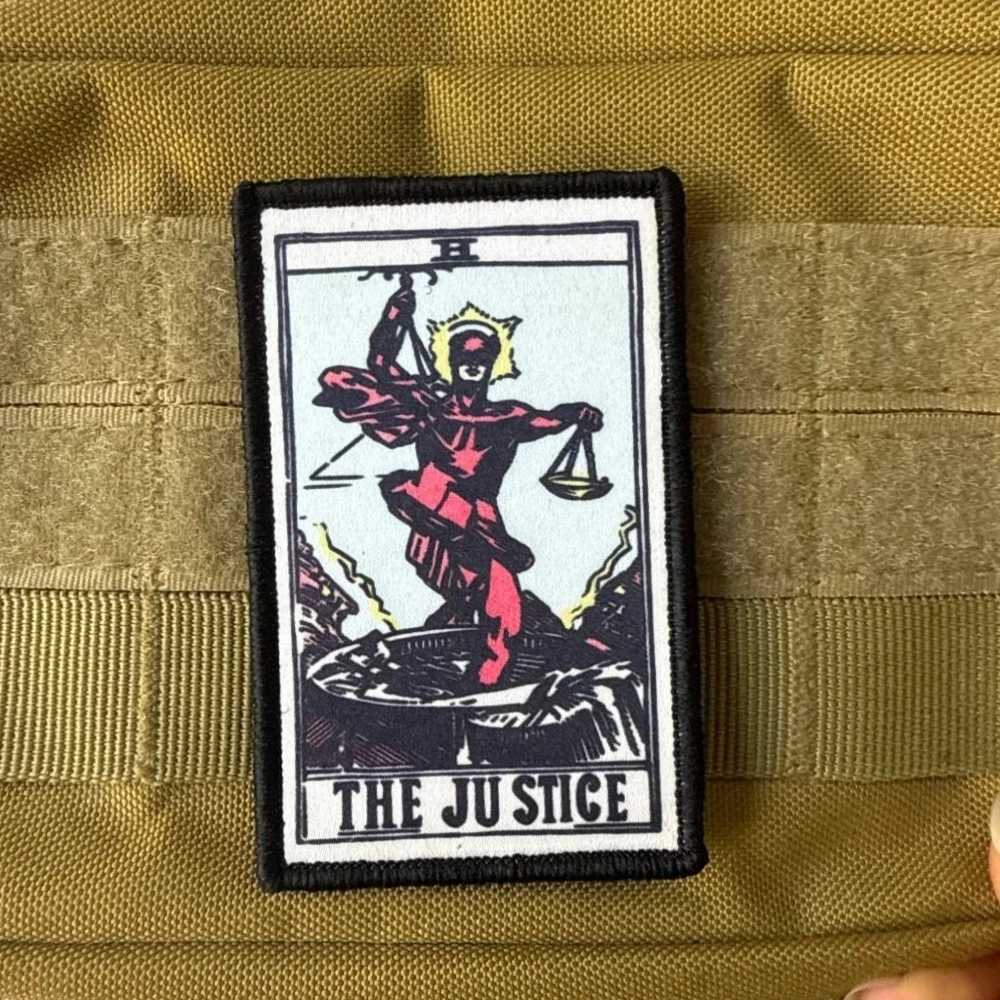 Insignia decorativa inspirada en el Tarot de la Justicia