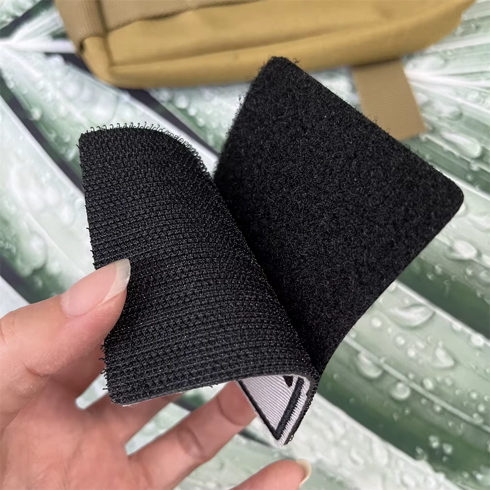 Detalle del bordado y sistema de velcro del parche Banksy Wandal Morale