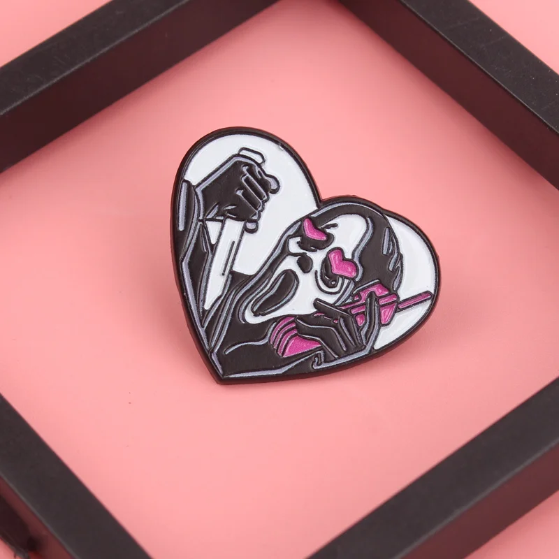 Insignia pin terror con máscara de conejito y teléfono de chicle - imagen 5