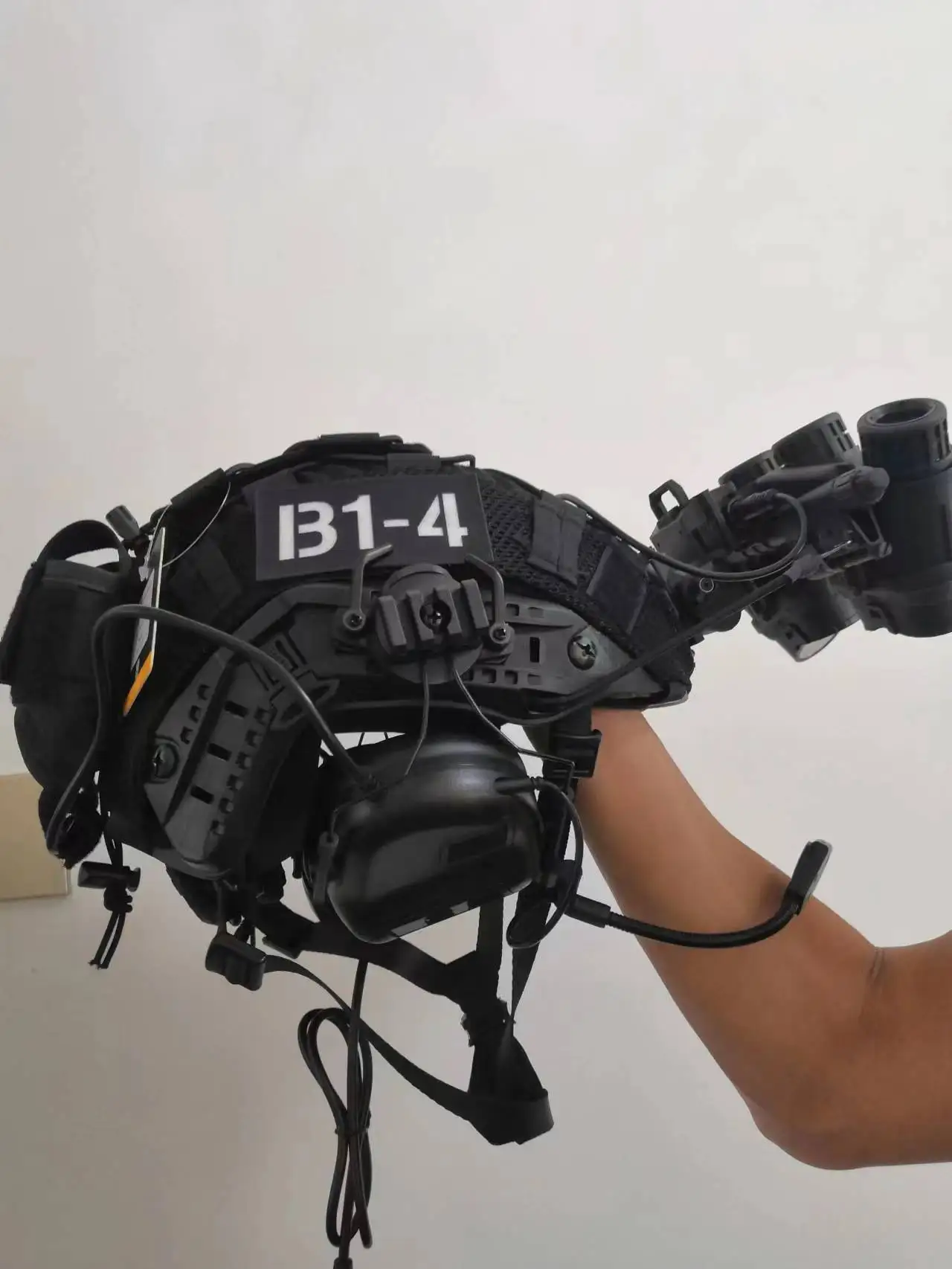 Casco táctico Airsoft ligero con auriculares y gafas linterna - imagen 2
