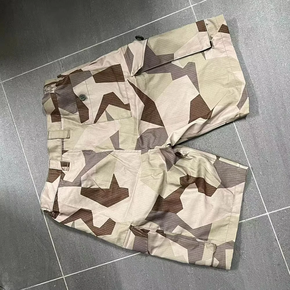 Corte holgado estilo militar británico