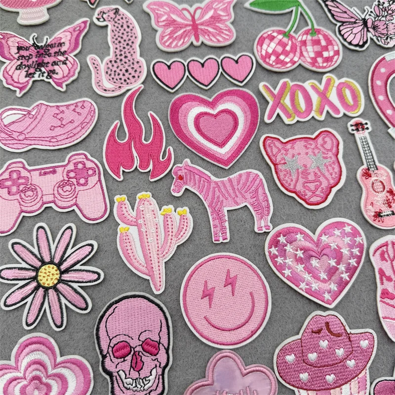 Detalle del parche de cereza y mariposa